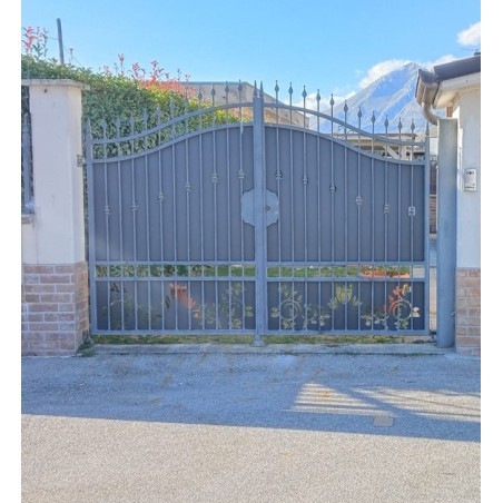 Cancelli a due ante pantografati