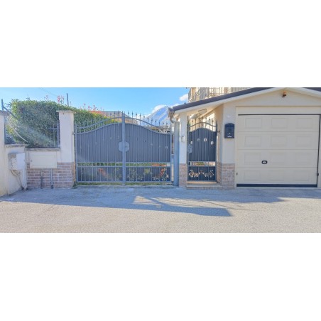 Cancelli a due ante pantografati